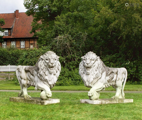 Paar monumentale Löwen als Parkskulpturen