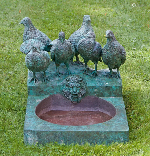 Kleiner Parkbrunnen mit Taubengruppe