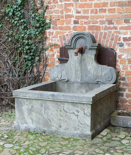 Großer Wandbrunnen