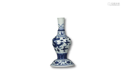 A Blue And White Dragon Pattern Procelain Bottle