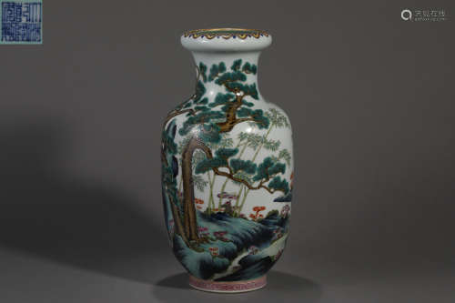 Famille rose welcoming pine bottle in Qing dynasty