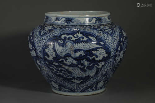Blue and white dragon pattern large jar in Yuan Dynasty