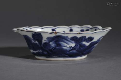 Blue and White Flower plate in Qing Dynasty
