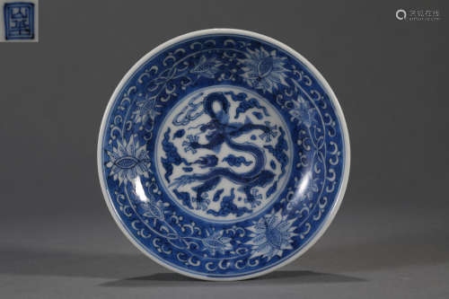 Blue-glazed dragon pattern flower plate in Qing Dynasty