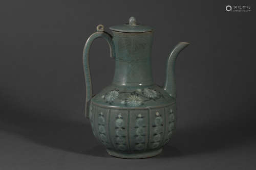 Celadon flower portable pot in Song Dynasty