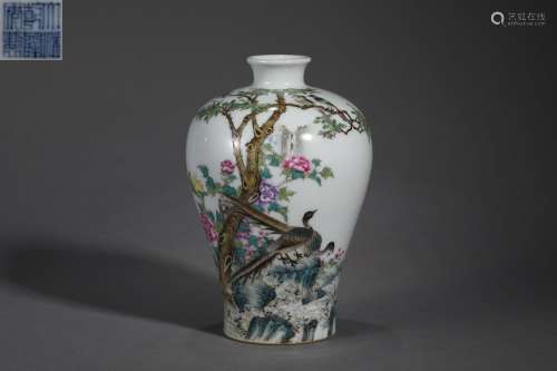 Pastel Flower Bottle in Qing Dynasty