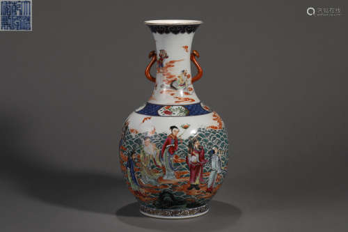 Famille rose character bottle in Qing Dynasty
