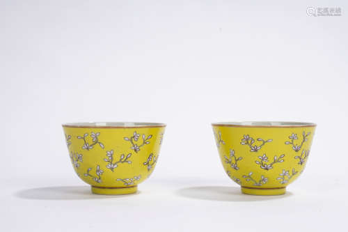 A pair of yellow ground famille-rose 'floral' bowl