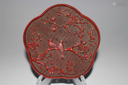 漆器剔红雕刻喜鹊登梅纹花形盖盒（来源：北京嘉德拍卖公司）