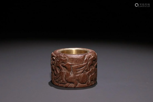 GOLD-MOUNTED AGARWOOD 'HERON AND LOTUS' THUMB RING