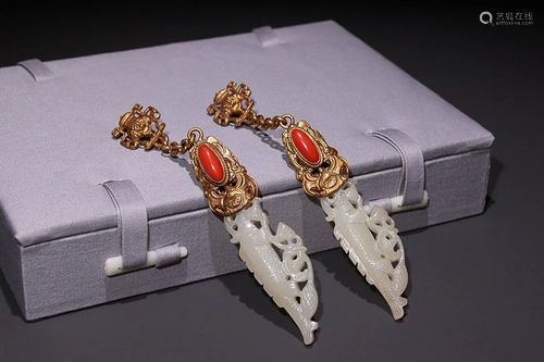 GOLD-MOUNTED HETIAN JADE FISH-FORM EARRING