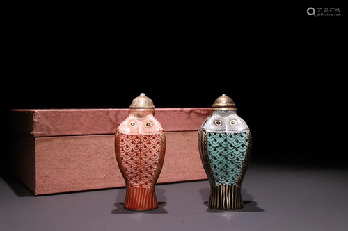 PAIR OF FAMILLE-ROSE FISH -FORM SNUFF BOTTLES