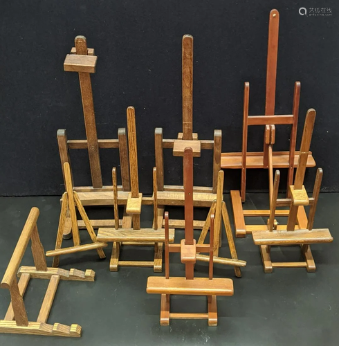 9 wooden picture easels, H.44cm (largest)