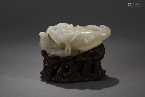 Hetian Jade Flower Pen wash in Qing Dynasty