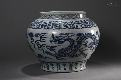 Blue and white dragon pattern large jar in Yuan Dynasty