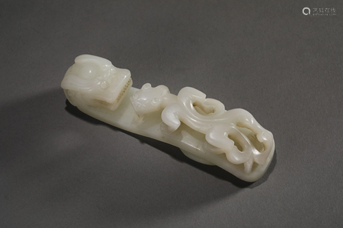 Hetian jade beast head with hook in Qing Dynasty