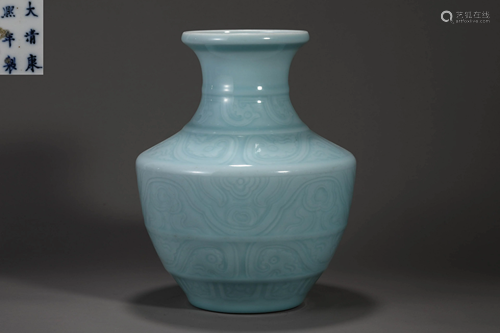 Bean green beast pattern reward bottle in Qing dynasty