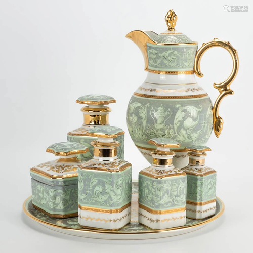 An assembled collection of 7 pieces of porcelain,