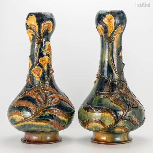 A pair of vases made of Flemish Earthenware with art