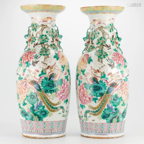 A pair of vases made of Chinese porcelain and decorated