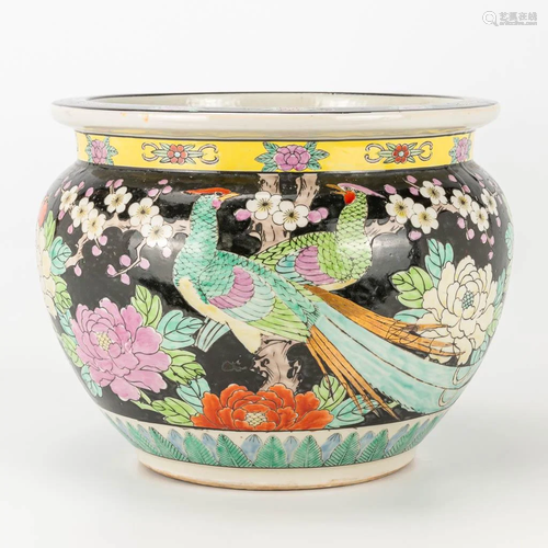 A large famille noir cache pot made of Chinese