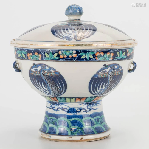 A 'Bain Marie' Douchai made of Chinese porcelain,