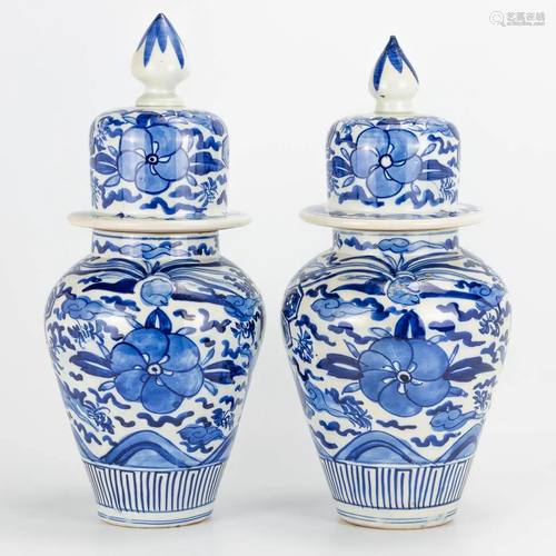 A pair of small Oriental vases wit lid, blue-white