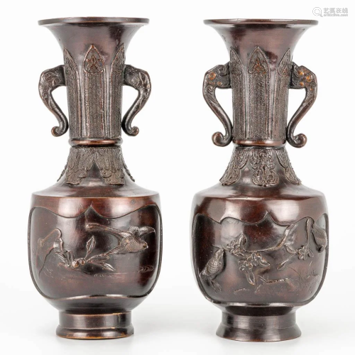 A pair of vases made of bronze with bird decor, Japan