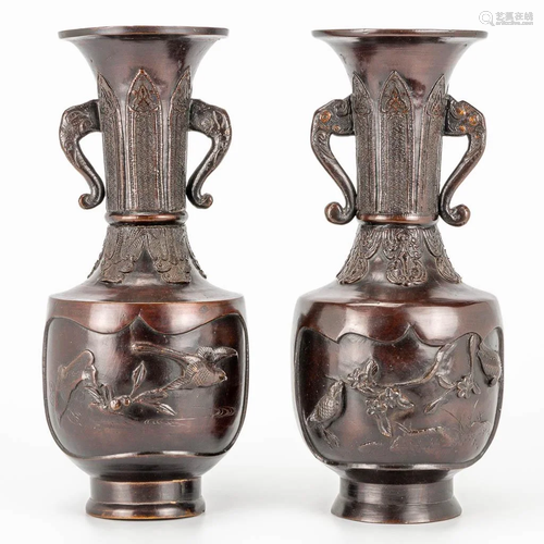 A pair of vases made of bronze with bird decor, Japan