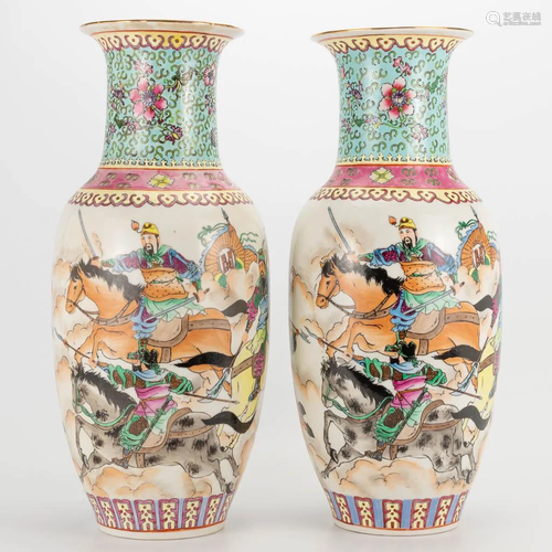 A pair of vases made of Chinese porcelain with decors