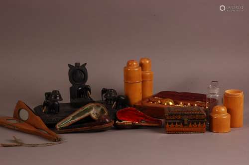 A mixed lot of collectables, including two pipes in cases, a...