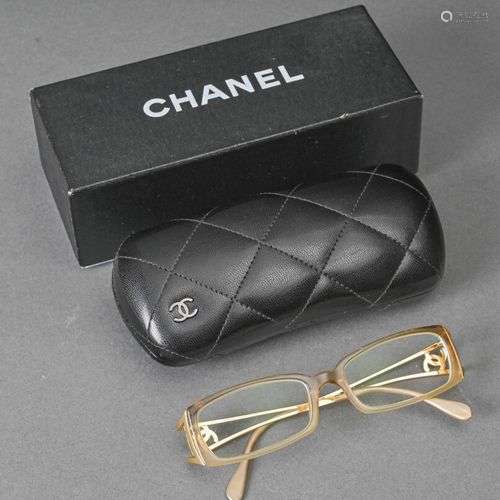 CHANEL Paire de lunettes de vue de forme allongée en plastiq...