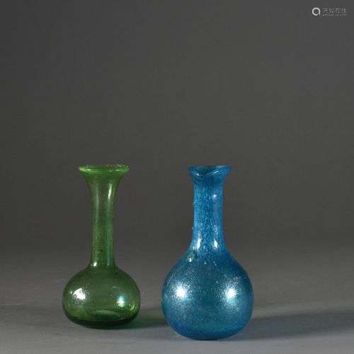 Deux vases en verre soufflé coloré vert et bleu, dans le goû...