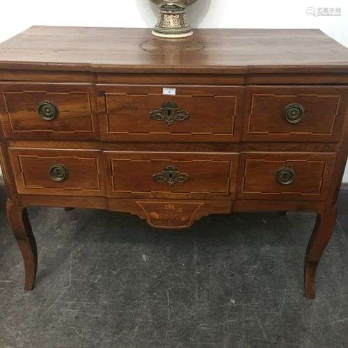 Commode en noyer à deux tiroirs, à ressaut, marquetée de fil...