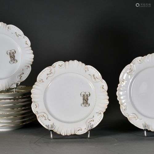 PARIS Suite de douze assiettes de table en porcelaine blanch...