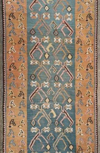 KILIM CAUCASE Grande galerie en laine, décor de semis de mot...