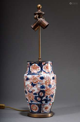 Japanese Imari vase with surrounding decoration 