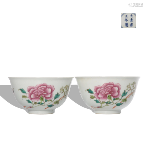 A pair of Wu cai 'floral' cup