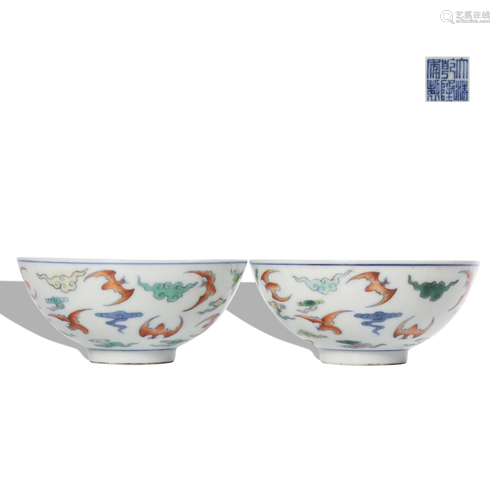 A pair of Wu cai 'bats' bowl