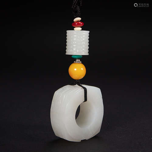 A SET OF CHINESE HETIAN JADE PENDANT FROM QING DYNASTY