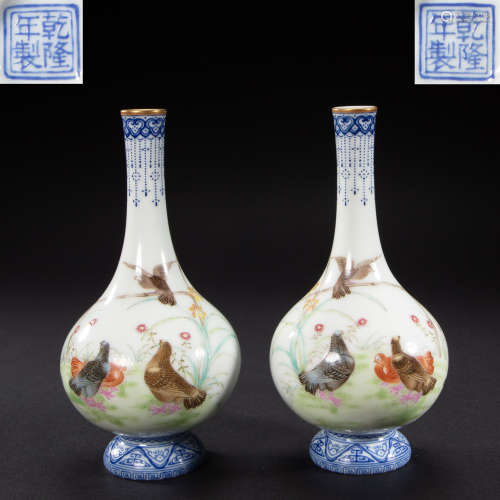 A PAIR OF CHINESE ENAMEL PORCELAIN BOTTLES FROM QING DYNASTY