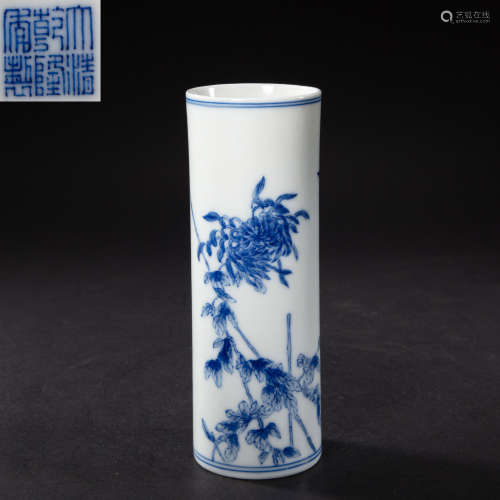 CHINESE BLUE AND WHITE PORCELAIN PEN HOLDER FROM QING DYNAST...