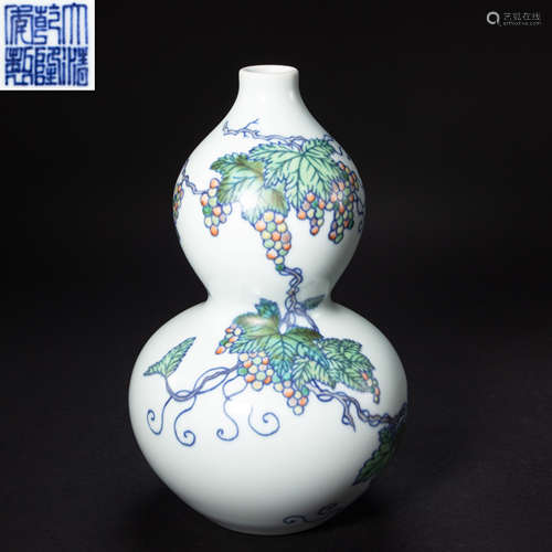 CHINESE COLORFUL PORCELAIN SQUIRREL EATING GRAPE GOURD BOTTL...