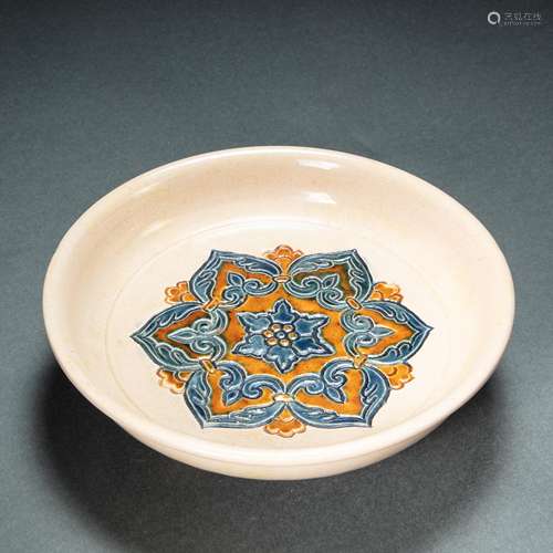 CHINESE TRI-COLOR BLUE GLAZED PLATE, TANG DYNASTY