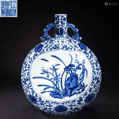 CHINESE BLUE AND WHITE PORCELAIN FLOWER VASE, QING DYNASTY