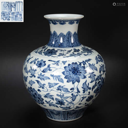 CHINESE BLUE AND WHITE PORCELAIN VASE FROM QING DYNASTY