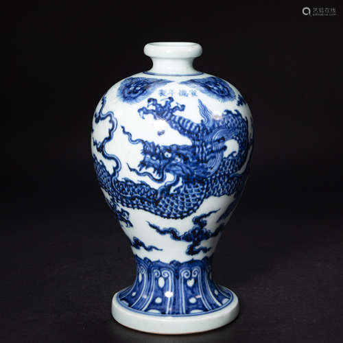 CHINESE BLUE AND WHITE PORCELAIN DRAGON PATTERN PLUM BOTTLE,...