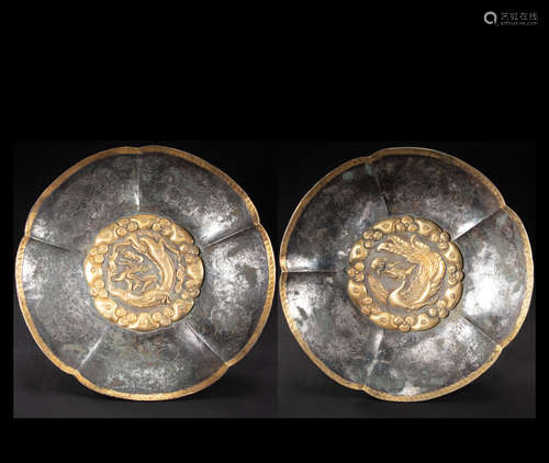 A PAIR OF CHINESE SILVER GILT LONGFENG PLATE FROM TANG DYNAS...