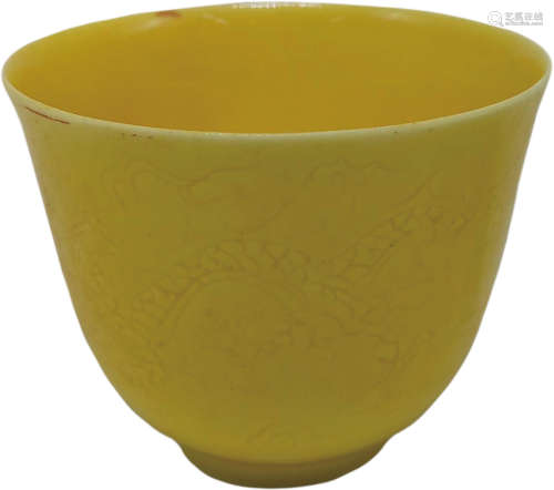 黃釉 暗刻龍紋杯