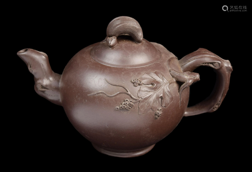 [Chinese] A Yixing Zisha Clay Globe Tea Pot with